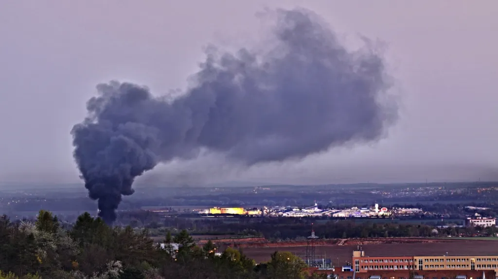 Dýmu nad Brněnskými Ivanovicemi si všimla řada Brňanů