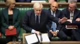 Britští poslanci se pokusí prosadit zákon, který by odvrátil tvrdý brexit