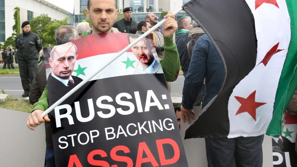 Protest proti ruské podpoře syrského režimu