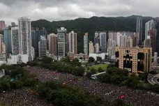 „Protesty už nás unavují, ale musíme tu být.“ Statisíce lidí zaplnily hongkongský Victoria Park a okolí