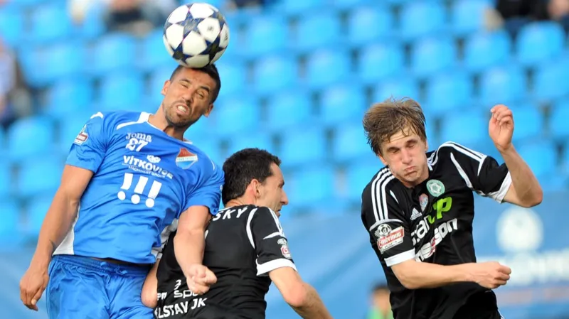 Baroš (vlevo) v zápase s Příbramí