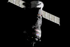 Ruskou zásobovací loď u ISS zřejmě poškodil náraz zvenku, oznámil Roskosmos
