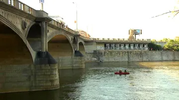 Z Hlávkova mostu spadlo kvůli nehodě auto