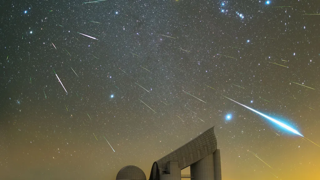Maximum Geminid v roce 2015 nad čínskou observatoří Xinglong. V pravém horním  rohu se rozkládá výrazné souhvězdí Orionu