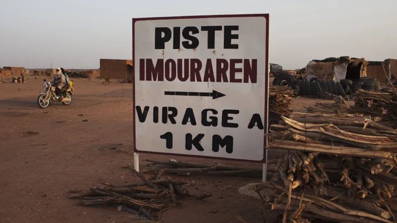 Cedule navádějící k uranovému dolu Imouraren v Nigeru
