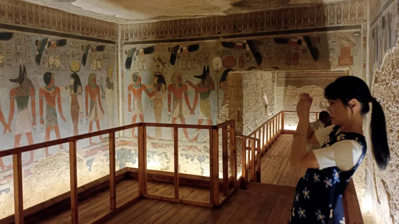 Turistka v Údolí králů u města Luxor (4. října 2025)