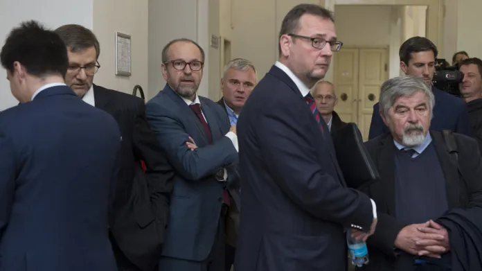 Ivan Fuksa (třetí zleva), Roman Boček (čtvrtý zleva) a bývalý premiér Petr Nečas (pátý zleva) u soudu