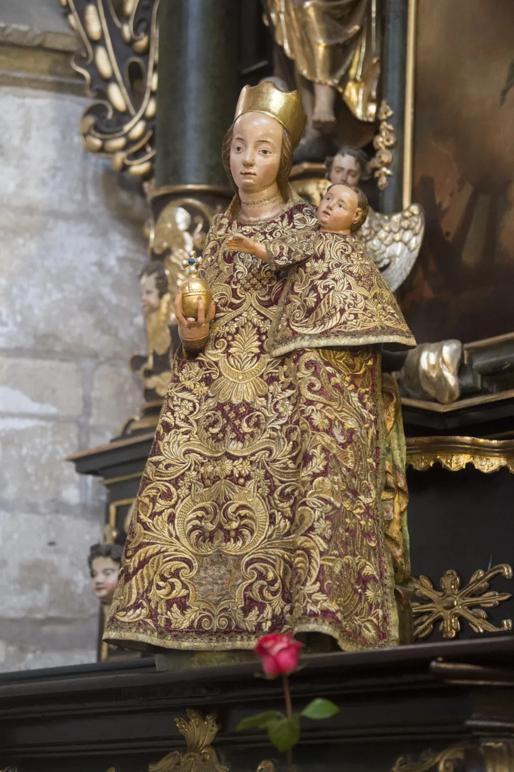 Výstava s názvem "Pod ochranou tvou" odhaluje v chrámu svaté Barbory v Kutné Hoře vzácné exponáty uložené v chrámovém depozitáři