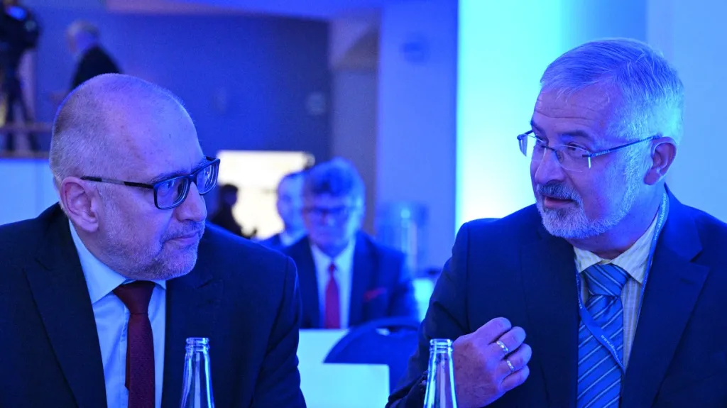 Ministr školství Mikuláš Bek (STAN) a předseda školských odborů František Dobšík