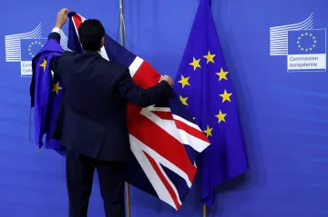 Tajemné přechodné období. Proč Londýn tolik stojí o vyjednání mezistupně k brexitu?