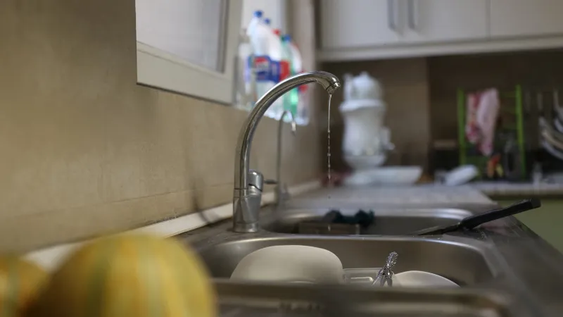 V některých částech Teheránu neteče skoro žádná voda z kohoutku