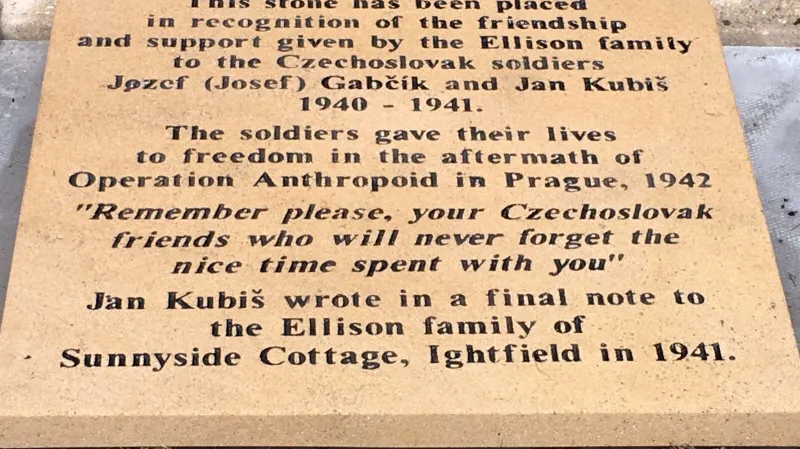 Deska připomínající Gabčíka s Kubišem v Ightfieldu