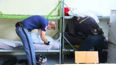 Vězeňská služba a kriminální policie prohledává vězeňské cely