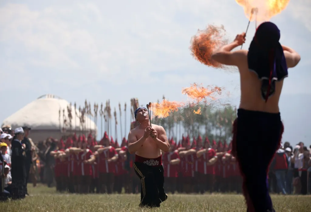Performeři předvádí své umění práce s ohněm, které má své kořeny v Asii