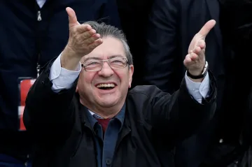 Politický veterán Mélenchon se nebojí okřiknout Merkelovou a hovořit na šesti místech najednou