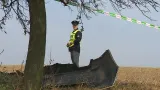Policista hlídá místo havárie