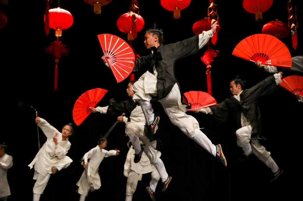 Členové čínské skupiny Wudang wushu předvádějí tradiční kung-fu show během oslav čínského festivalu v Královském kulturním centru v Ammánu v Jordánsku