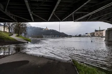 Hladiny českých řek se vrací pomalu do normálu. Třetí povodňové stupně hlásí Labe