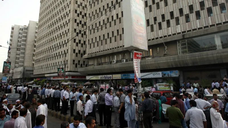 Lidé v Karáčí opustili kvůli otřesům budovy