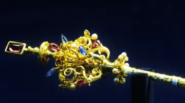 Královské žezlo je zhotoveno z osmnáctikarátového zlata. Má délku 67 cm a váží 1013 g. Je ozdobeno 4 pyrity, 5 rubíny a 62 křemeny. Jedná se o dílo augsburského zlatníka Hanse Hallera z roku 1533 pro krále Ferdinanda I. Habsburského.