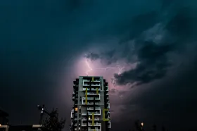 Meteorologové varují před silnými bouřkami i kroupami