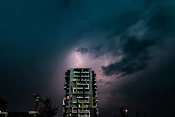 Meteorologové varují před silnými bouřkami i kroupami
