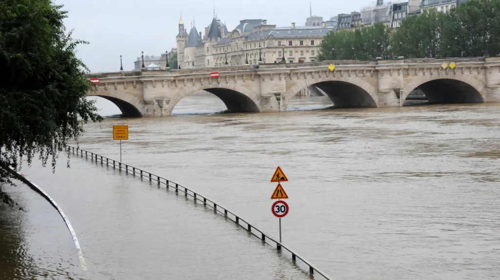 Rozvodněná Seina v Paříži