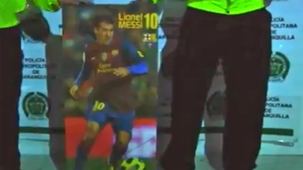 Policie s inkriminovaným plakátem Lionela Messiho