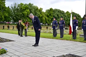 Je povinností srovnávat nacistické lži s dnešními, řekl Fiala v Terezíně