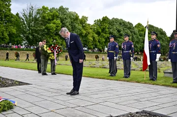 Je povinností srovnávat nacistické lži s dnešními, řekl Fiala v Terezíně
