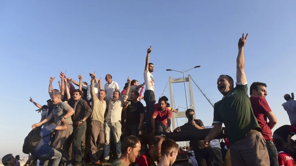 Stoupenci vlády slaví převzetí Bosporského mostu