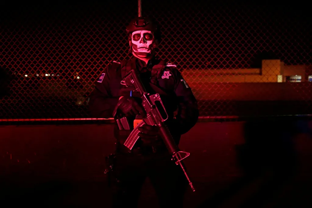 Připomínky mrtvých se účastnil i policista ve službě.