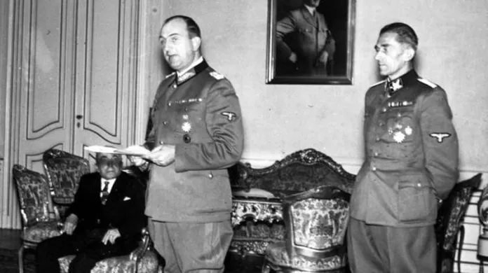 Kurt Daluege a Karl Hermann Frank, v pozadí sedí Emil Hácha