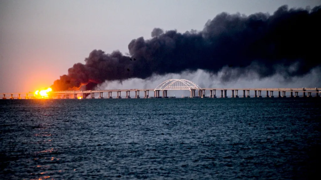 Exploze na Kerčském mostu vedoucím na Krym