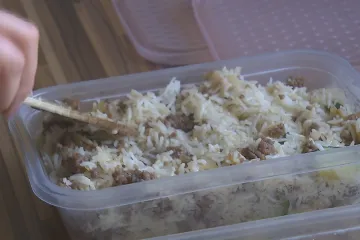 Ceny jídel v restauracích rostou, zákazníci s tím počítají. Anebo se stravují sami