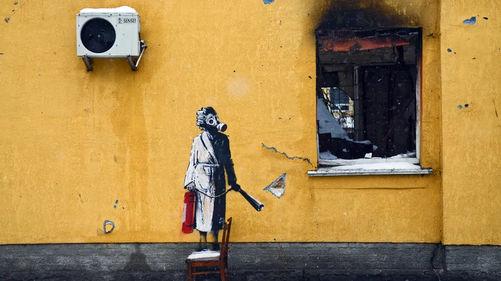 Banksyho dílo v Hostomelu, které vandalové vyřízli z fasády a chtěli ho prodat
