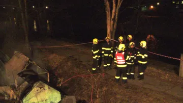 Ve vyhořelé budce u dálkového teplovodu našli hasiči torzo těla