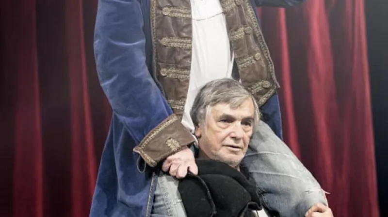Jiří Bartoška a Karel Heřmánek ve hře Jakub a jeho pán (Divadlo Bez zábradlí, 2014)
