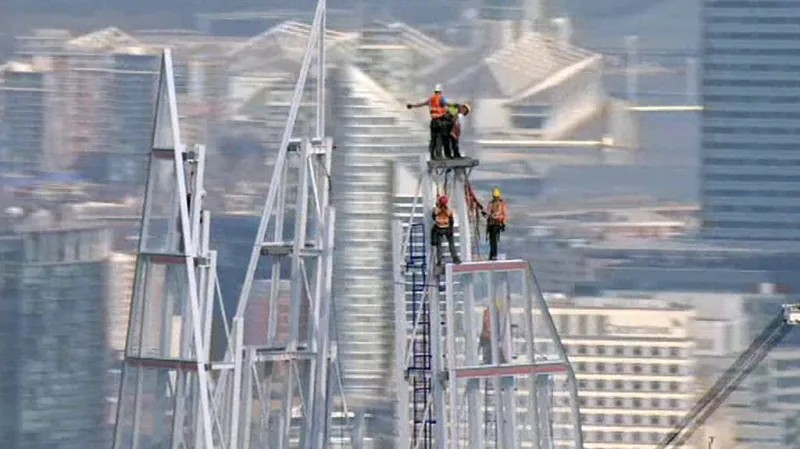 Poslední část ocelové konstrukce na vrcholu budovy The Shard