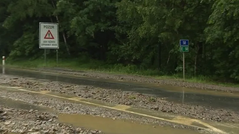 Přívalový déšť znečistil hlavní silnici z Brna na Slovensko