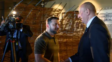 Ukrajinský prezident Volodymyr Zelenskyj a jeho ázerbájdžánský protějšek Ilham Alijev (snímek z roku 2023)