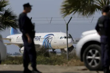 Drama na Kypru skončilo, únosce egyptského airbusu se vzdal policii