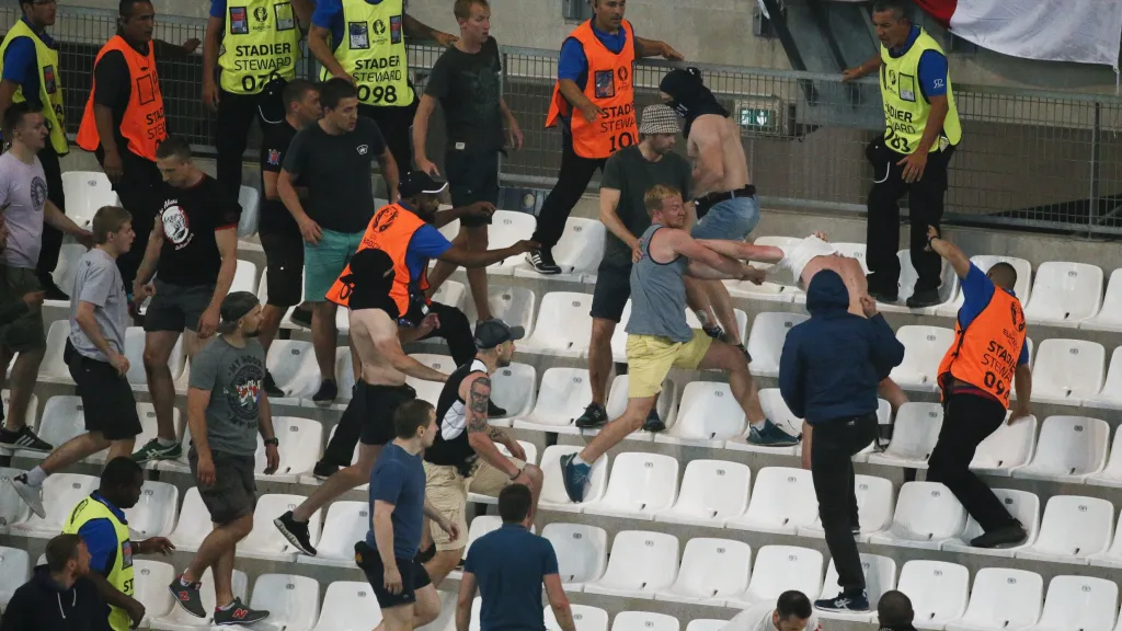Potyčky na stadionu při fotbalovém zápasu Ruska s Anglií