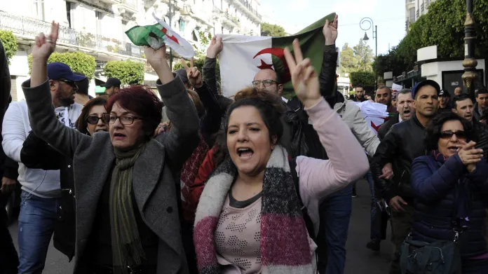 Alžířané demonstrují proti páté kandidatuře prezidenta Butefliky