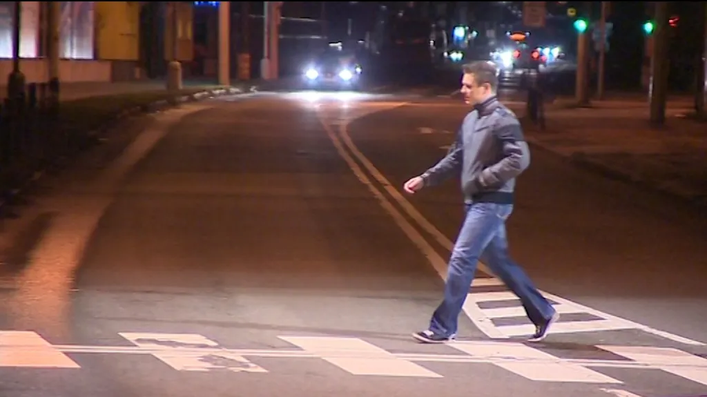 Přecházení po osvětleném přechodu je bezpečnější