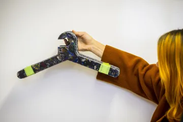 Liberečtí vědci vymysleli, jak ze starých oděvů vyrobit tvrdý materiál