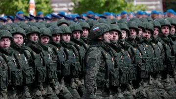 Ruští vojáci při oslavách Dne vítězství