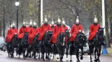 Se sněhem se potýká i královská garda v Londýně