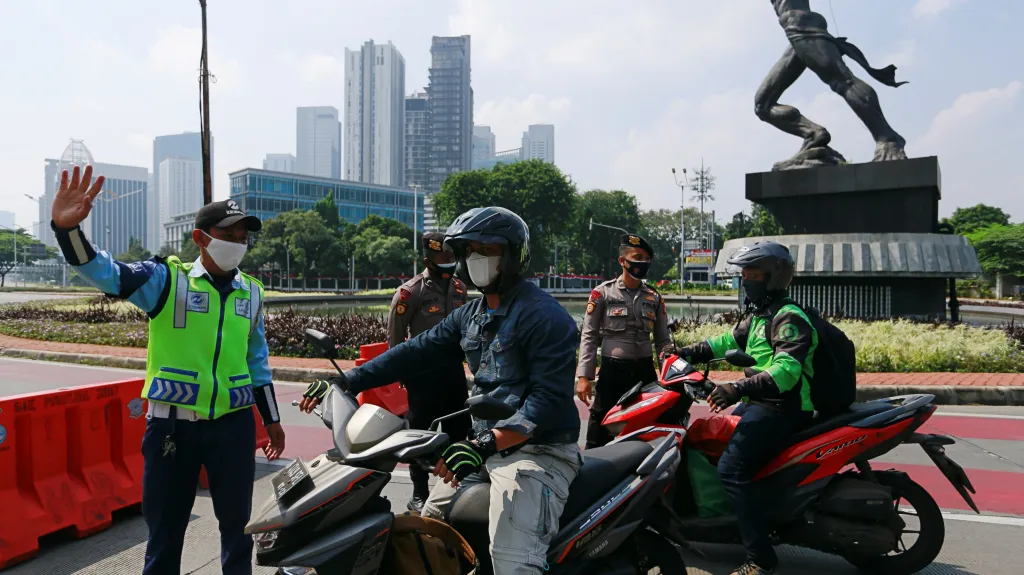 Policejní kontrola v Indonésii, kde platí rozsáhlé restrikce kvůli šíření covidu-19