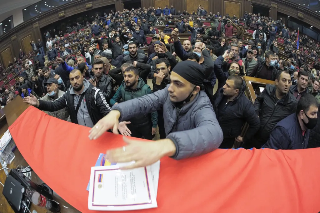 Demonstranti vtrhli do budovy Národního shromáždění Arménie